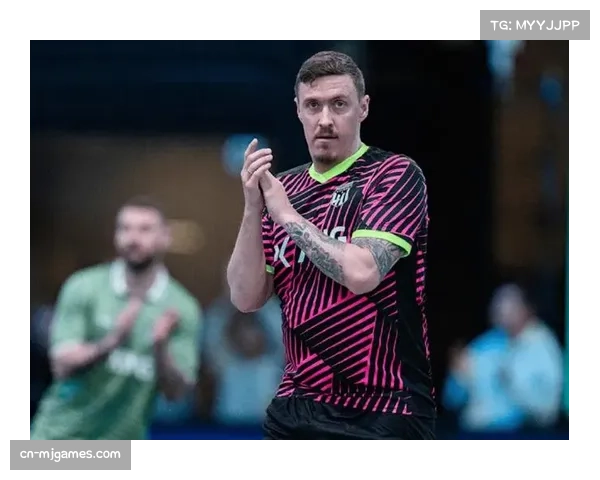 特写：在替补席上，即将退役的沃尔夫斯堡老将克鲁泽的眼神。